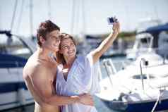 相机自拍夫妇拥抱微笑构成港旅行度蜜月旅行爱图片旅行影响者人拥抱照片巡航船假期假期