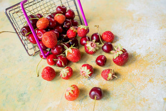 新鲜的红色的水果浆果<strong>超市</strong>车托盘黄色的背景复制空间美味的樱桃草莓混合购物车金属篮子有创意的有机食物概念