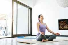 免费的身体张力压力有吸引力的年轻的女人练习瑜伽首页