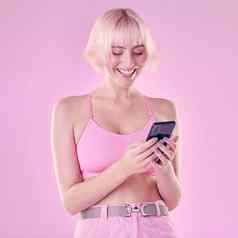 电话时尚女人微笑粉红色的背景社会媒体模因互联网幽默网站沟通美快乐女孩化妆品化妆智能手机在线闲谈，聊天