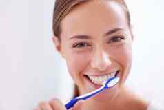 年轻的女人肖像刷牙牙齿浴室微笑健康护理卫生健康例程女孩牙刷幸福清洁健康的口开始早....