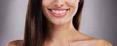 牙科护理女人微笑牙齿医疗保健牙医灰色工作室背景快乐兴奋女孩模型医疗化妆品清洁口健康