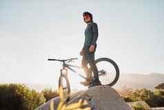 山自行车摩托车骑自行车的人岩石马拉松目标体育冒险户外旅行太阳镜头盔健身培训男人。自行车山蓝色的天空模型澳大利亚