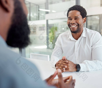 面试招聘黑色的男人。会议经理办公室工作业务会议微笑快乐非洲工人会说话的咨询招聘顾问企业工作