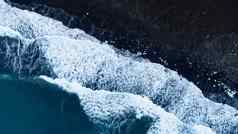 融化北极冰海洋水蓝色的冰川冰雪黑色的火山海滩冰岛气候危机