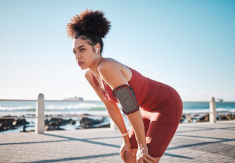 健身音乐疲惫黑色的女人跑步者散步有氧运动耐力培训锻炼运行耳机体育人感觉累了锻炼