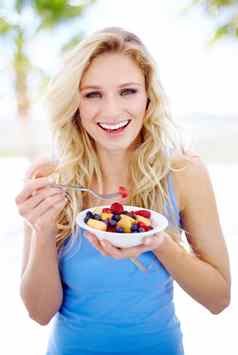 女人肖像微笑水果碗健康的吃营养纤维节食在户外快乐女人微笑幸福早餐饮食有机餐自然食物自然