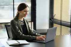 有吸引力的女金融顾问移动PC聊天客户端在线给互联网咨询客户