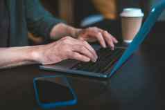 特写镜头男人的手打字文本消息移动PC键盘在家工作的设置现代沟通技术男人。集中任务移动PC屏幕焦点背景