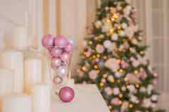 圣诞节树室内圣诞节壁炉粉红色的装饰在室内幻想生活房间圣诞节粉红色的银饰品圣诞节球透明的花瓶白色蜡烛壁炉圣诞节树灯窗口