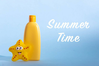 黄色的塑料瓶婴儿化妆品有趣的玩具<strong>防晒</strong>霜乳液概念孩子们的太阳保护文本夏天时间