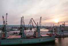 4月黑色的海港口黑色的海粮食倡议粮食交易无人机拍摄加载粮食持有海货物船起重机加油干货物船粮食