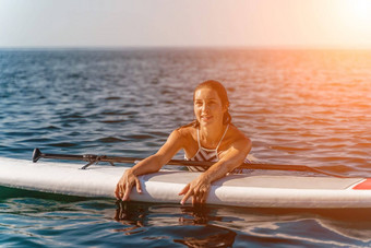 运动女孩鼻疽病supboard海阳光明媚的<strong>夏天</strong>一天条纹泳衣酒吧<strong>夏天</strong>活动<strong>风暴</strong>海