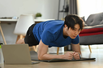 适合运动男人。<strong>板材</strong>位置锻炼舒适的首页室内健康的生活方式体育运动概念