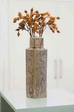 装饰棕色（的）花瓶干植物明亮的室内