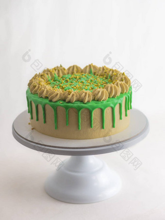 绿色阿月浑子磨砂滴糖衣杯蛋糕洒前