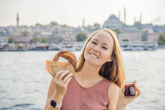 女人伊斯坦布尔早餐simit玻璃土耳其茶玻璃土耳其茶百吉饼simit金角湾伊斯坦布尔<strong>火鸡</strong>突厥语