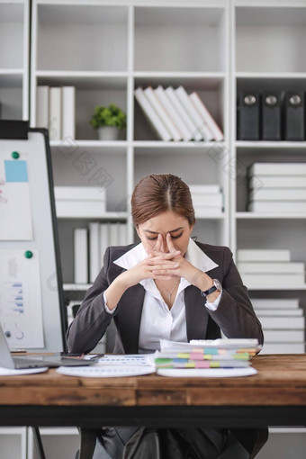 累了疲惫亚洲浅黑肤色的<strong>女人女孩</strong>累了工作移动PC经历压力头疼偏头痛眼镜按摩桥鼻子休息睡眠