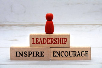 领导激励鼓励文本木块红色的数字前领导概念
