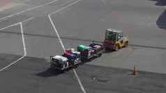 预告片卡车完整的手提箱跑道工人携带手提箱负载飞机