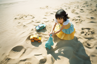 小女孩在沙滩上玩沙子耍乖巧