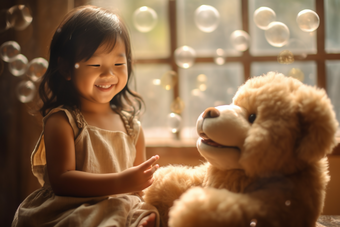 小女孩和小熊娃娃吹泡泡毛绒玩具微笑
