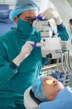 外科医生调整眼科激光准备好了携带愿景恢复手术
