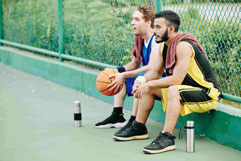 篮球球员短打破喝水玩户外法院
