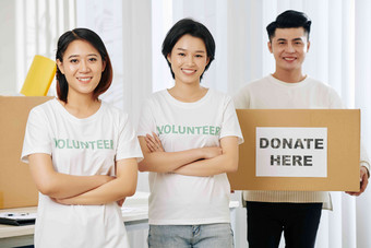 集团年轻的快乐<strong>志愿者</strong>捐赠盒子包装慈善机构