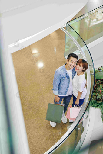 垂直高角肖像拍摄亚洲夫妇站现<strong>代购</strong>物购物中心相机微笑