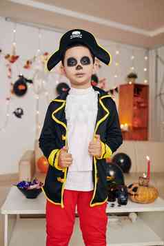自信13岁以下的男孩海盗服装站房间装饰万圣节聚会，派对