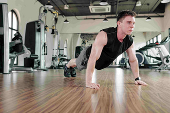 适合出汗的运动员站板材位置健身房加强核心肌肉