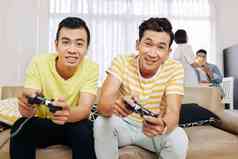 兴奋越南人玩视频游戏首页朋友会说话的背景