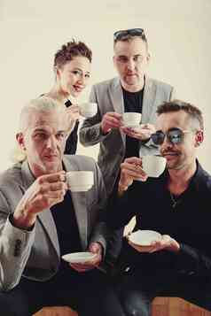 有趣的音乐乐队成员喝茶执行音乐会