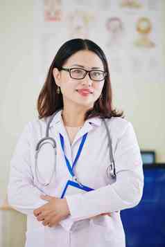 肖像女越南一般医生眼镜站医疗办公室
