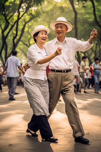 老年人在广场上跳舞舞开心