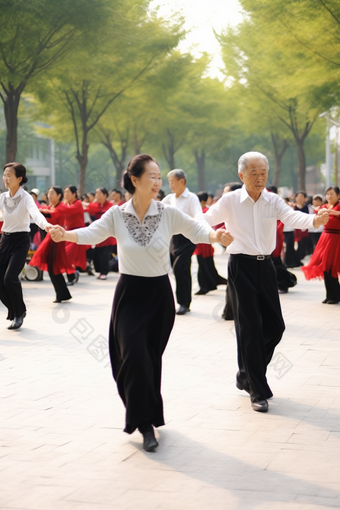 老年人在<strong>广场</strong>上跳<strong>舞</strong>爷爷公园