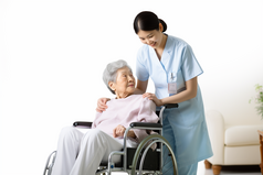护士照护轮椅老人摄影图8