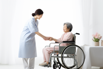 护士照护轮椅老人护理舒适