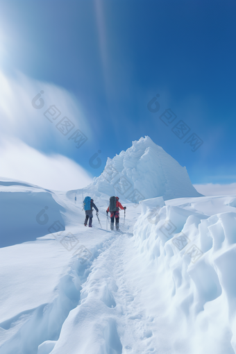 雪山徒步攀爬探险旅行