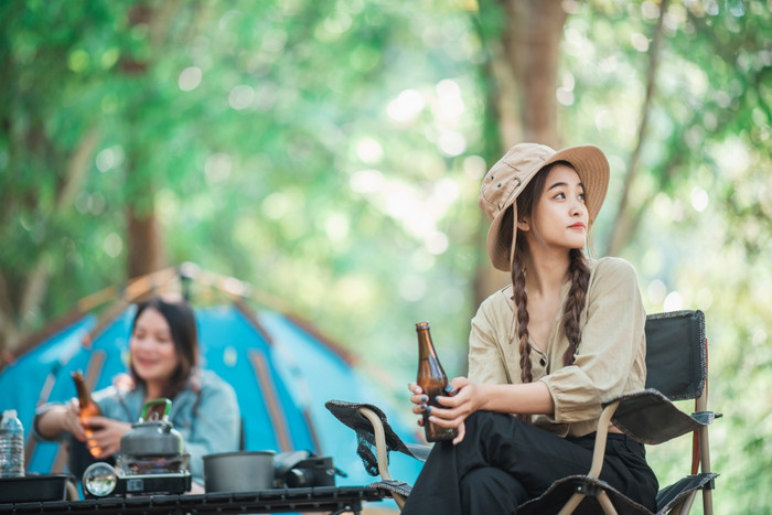 有选择的焦点年轻的亚洲漂亮女人和她的女朋