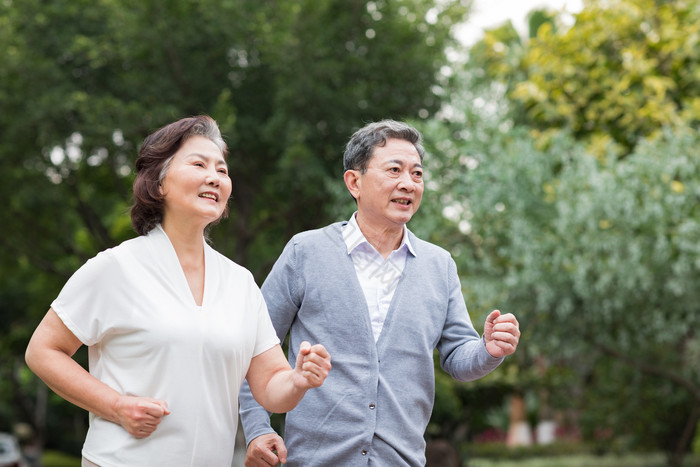 老年夫妻公园跑步运动