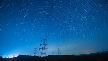 电力塔高压线夜间星空延时4K高清素材