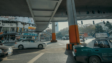 城市立交桥下十字路口车流延时