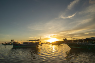 唯美金色海岸渔船日落延时摄影实拍高清4K