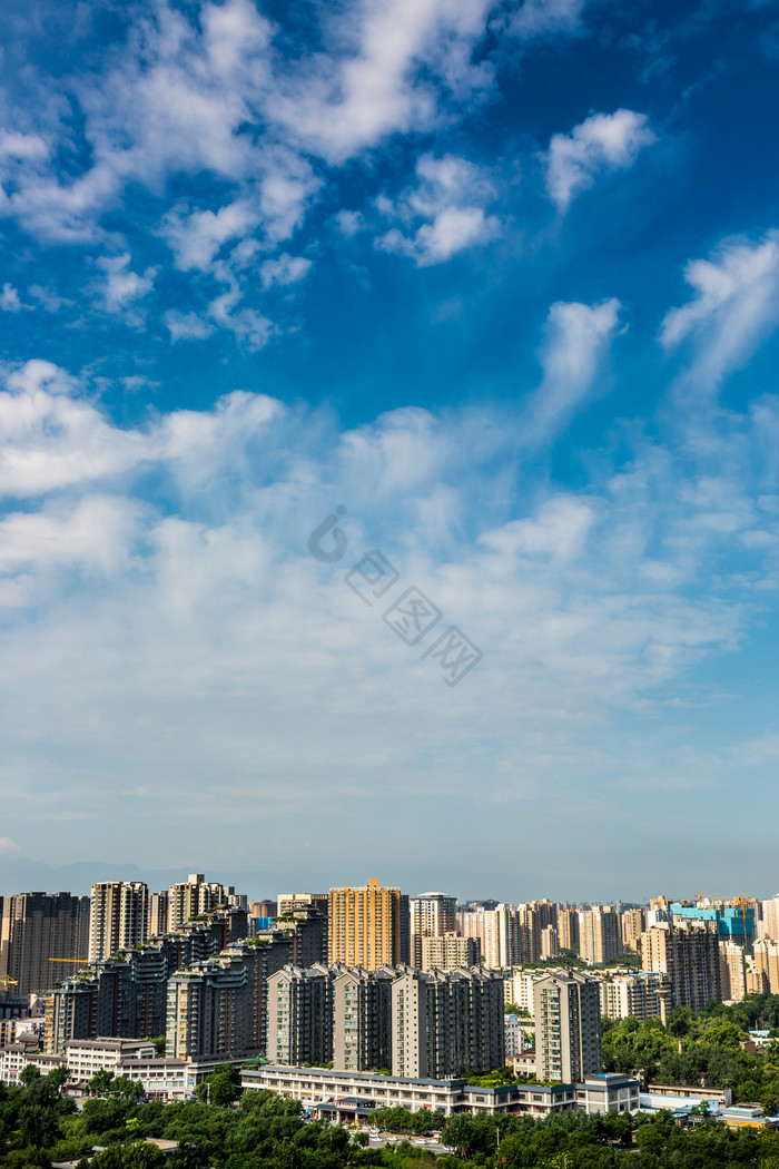 城市晴朗蓝天摄影图片