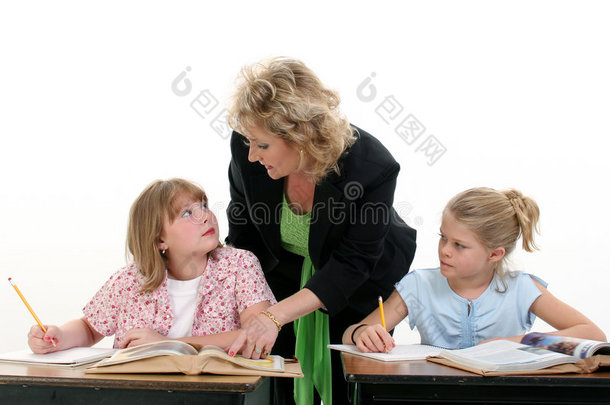 教师在课堂上帮助孩子