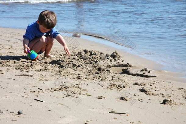 在海滩上挖孩子