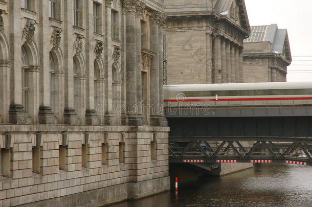 火车在大型博物馆建筑之间飞驰