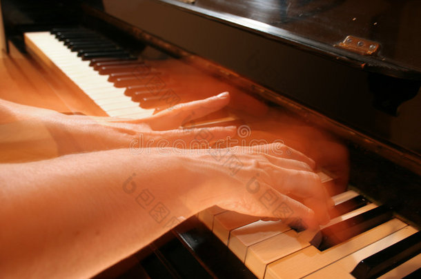 钢琴演奏者